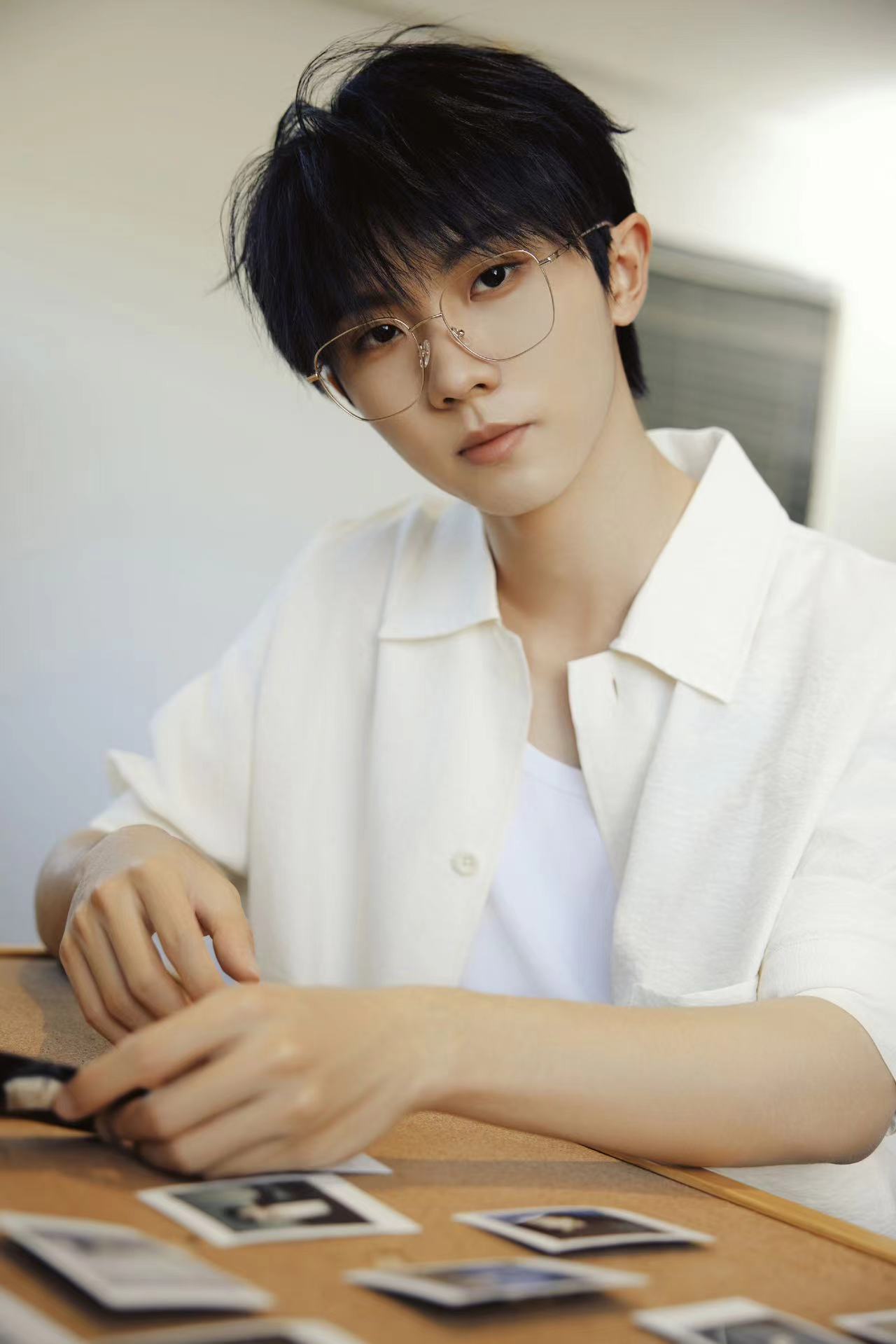 #时代少年团春天写真##时代少年团白衣写真#时代少年团纯白少年，不错不错 ​​​