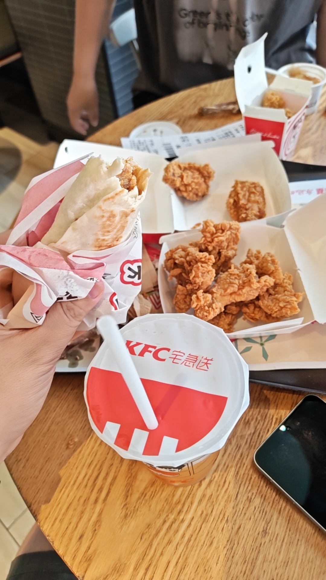老人扎堆华莱士蹭空调无视喇叭驱赶我前几天去万达，商场里面都热得要死[融化]逛街都