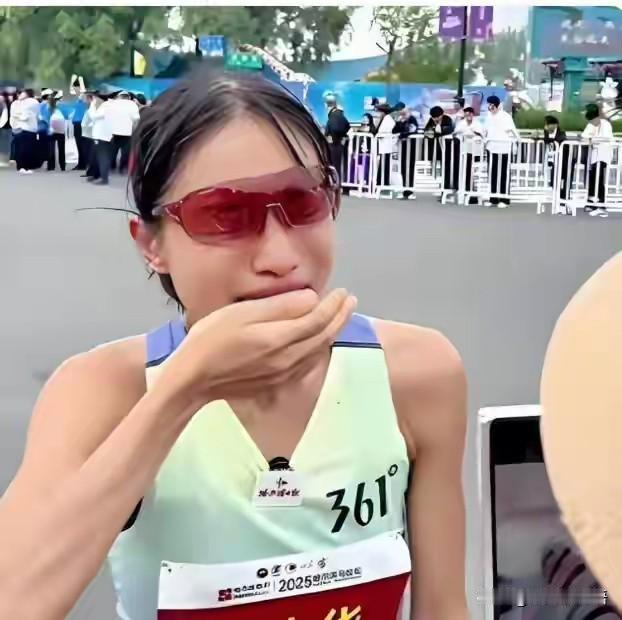 近50天连跑5场马拉松，光奖金就捞了22万，相当于普通护士一两年的工资。一边拿着