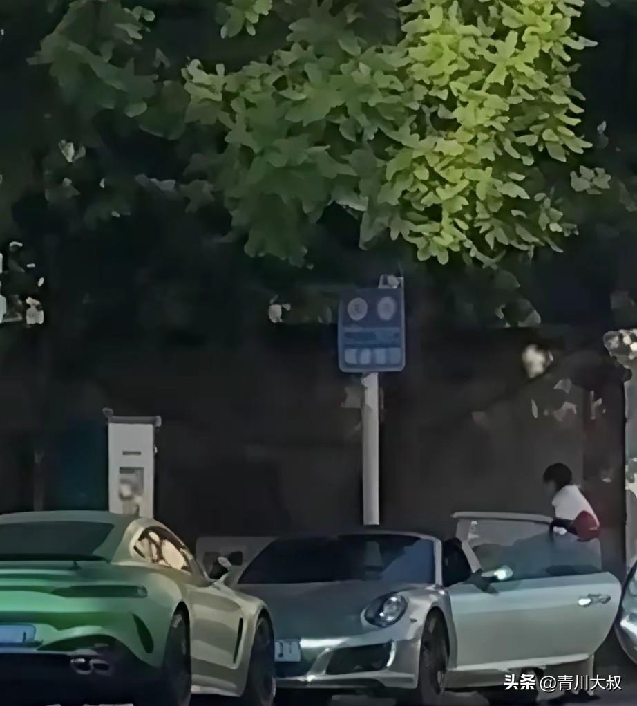 前两天有人统计了国乒球员的座驾，昨天就被王曼昱打脸了！
昨天鳗鱼开的是草绿色的法