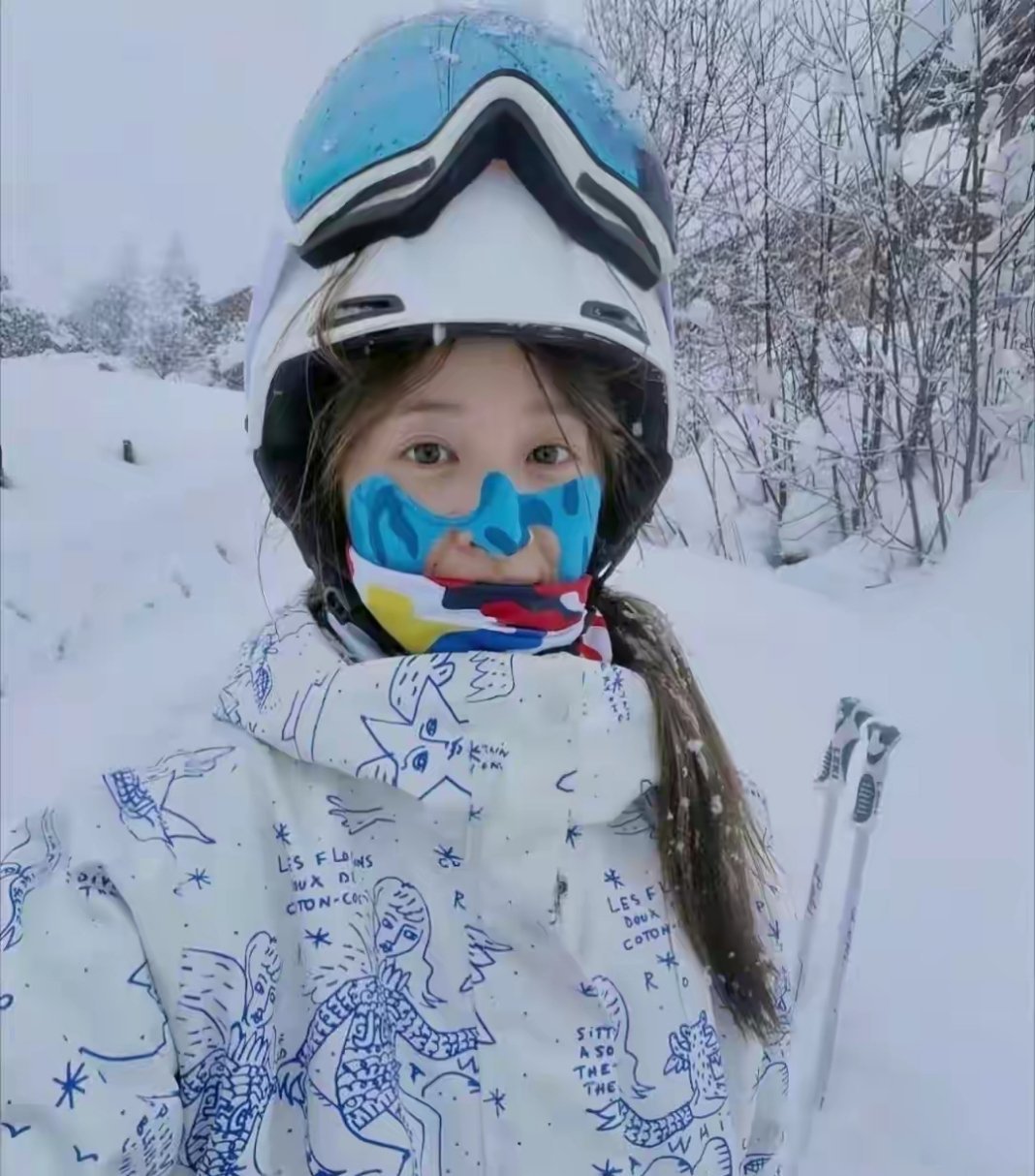 章泽天分享了一组滑雪美照，一身利落滑雪服衬得她身姿高挑挺拔，气质干净又灵动，状态