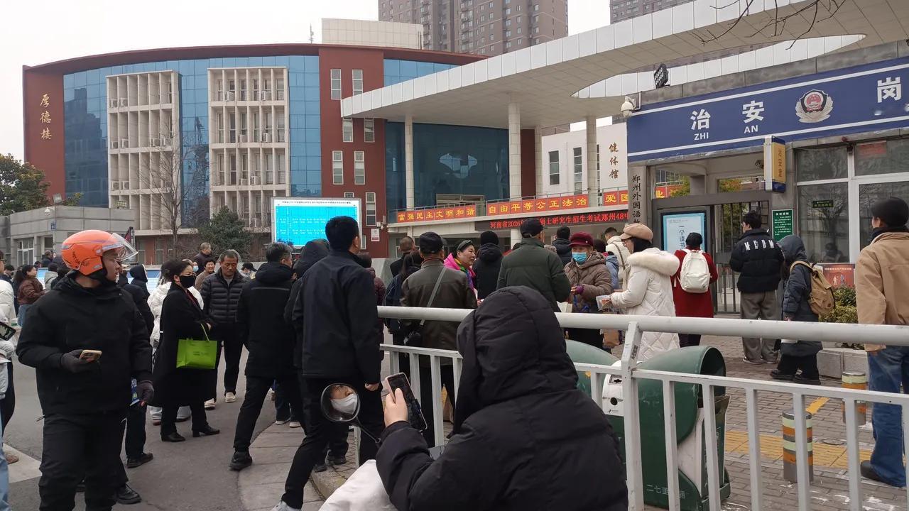 2026考研现场太真实了！
考场缺考五六个不算新鲜，出来的考生更是几家欢喜几家愁