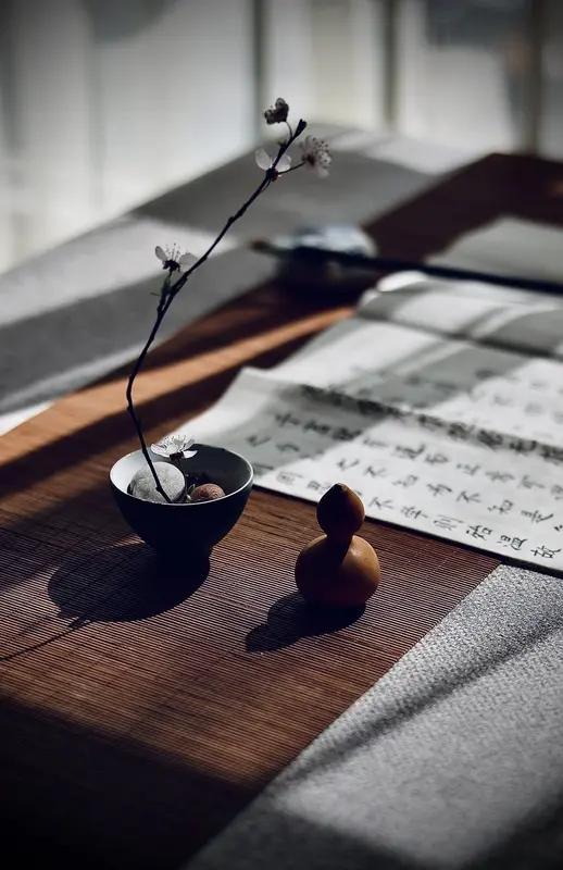 随笔落字，
一天又一天，
一日又一日。
无人问津，
可叹，可叹。
（AI配图）