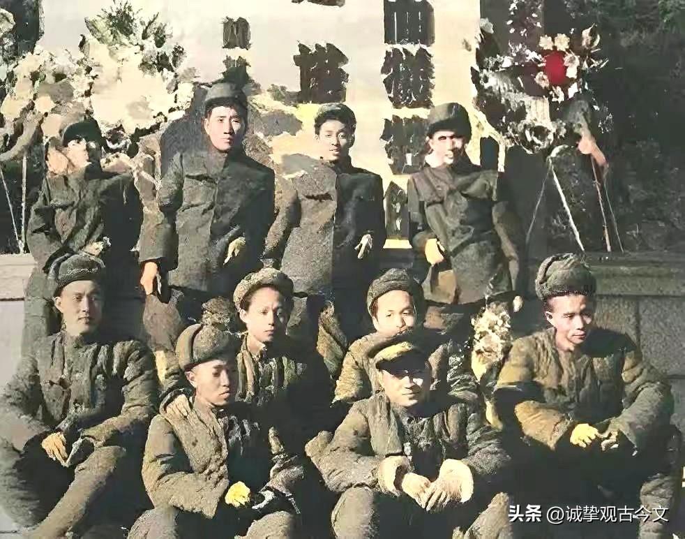 这是毛岸英同志生前最后一张留影，摄于1950年10月，辽宁丹东解放纪念塔下。入朝