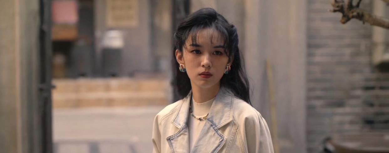 周也在《你好1983》里的这个造型真好看呀，有一种很特别的时尚味道，让人眼前一亮