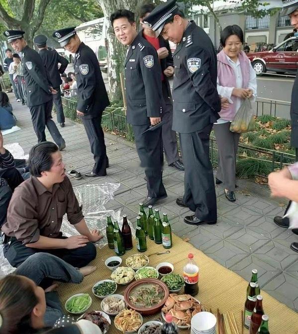 这土豪也太接地气了 