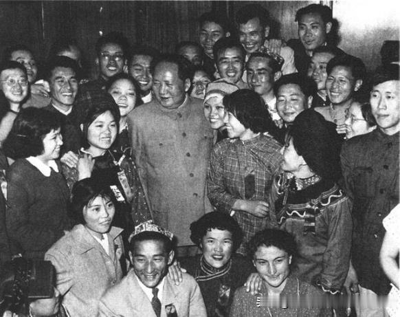 1957年5月15日，在中国新民主主义青年团第三次全国代表大会上，毛泽东和与会代