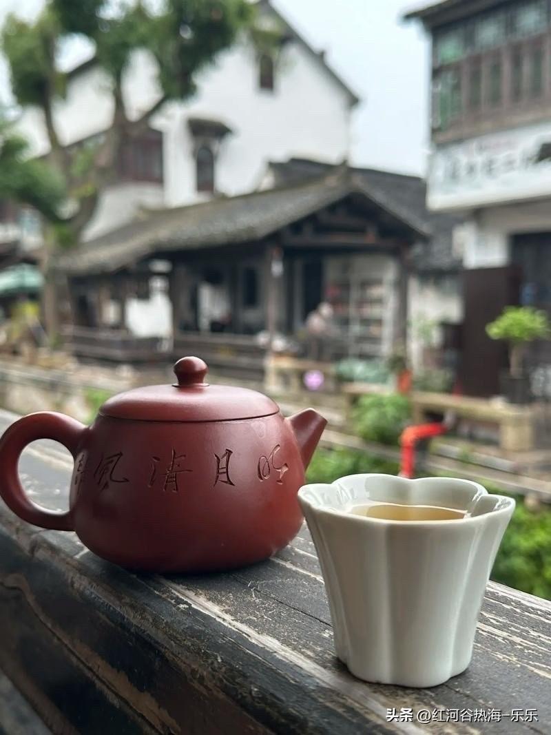 年轻人的就业不用担心。
未来国内的主要就业方向肯定是服务业。
也就是虽然现在其他
