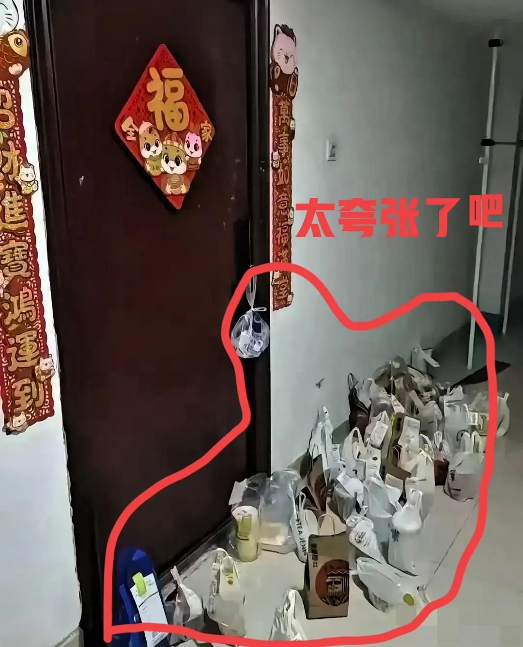 立秋那天我瞧见一女孩在出租房门口，被好多“男朋友”围着投喂立秋第一杯奶茶呢，这女