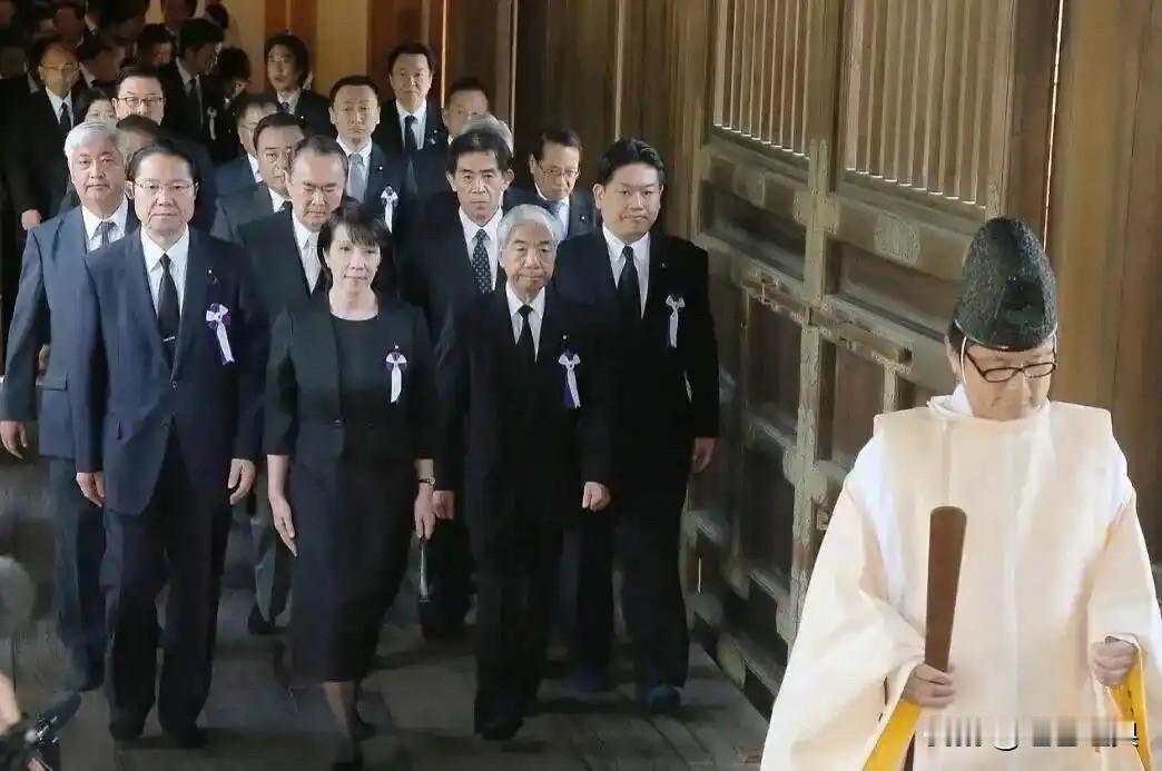 高市没去“拜鬼”！

综合多个媒体报道，日本首相高市早苗12月26日当日没有如期