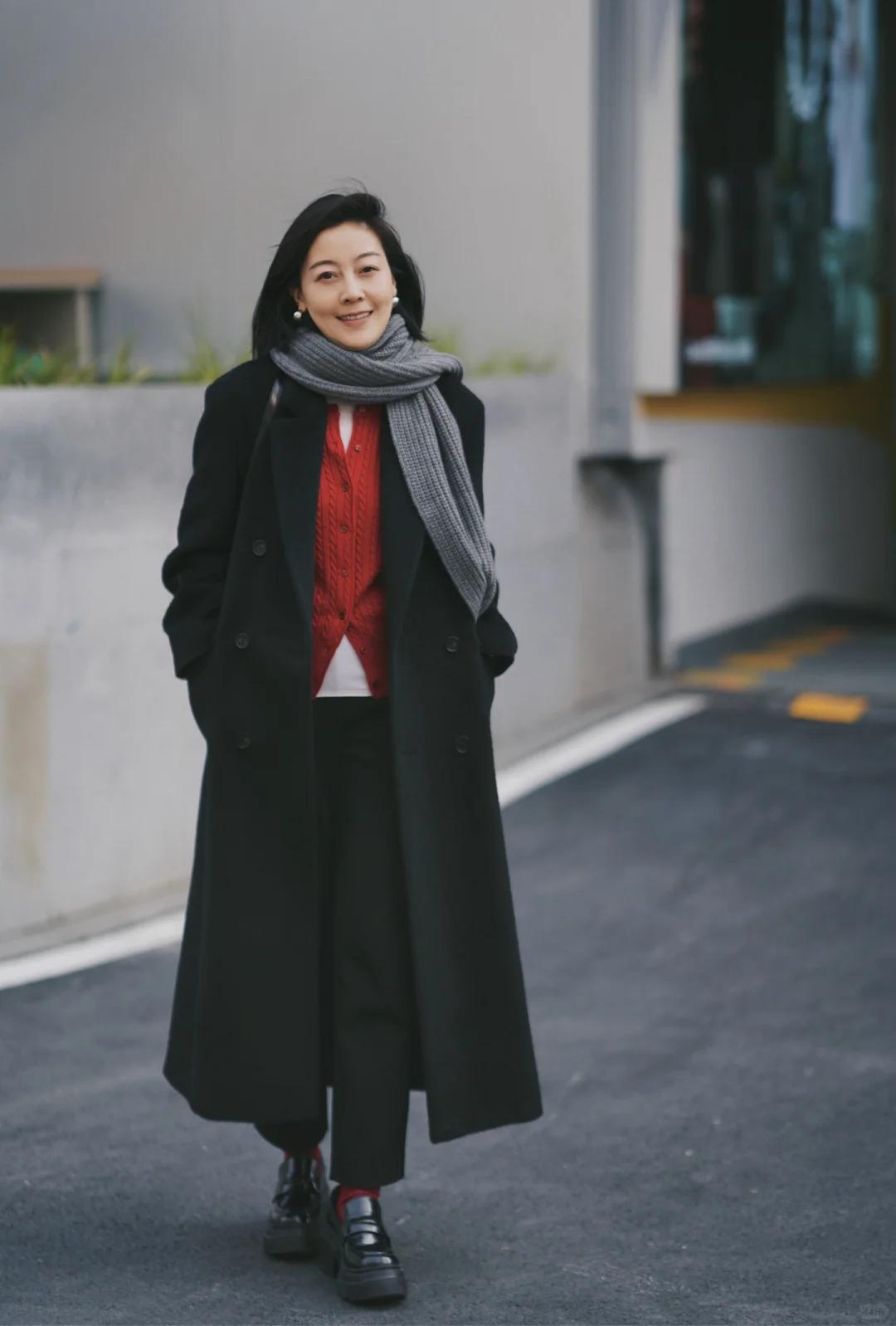 四五十岁别再乱穿！黑红叠穿配烟管裤，围巾一围秒变优雅女王~

四五十岁，是岁月沉