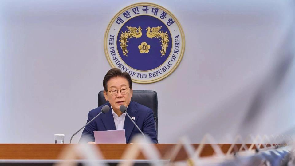 一句“欢迎减少军事支援”，直接把韩国的战略态度摆到了台面上。就在1月25日，李在