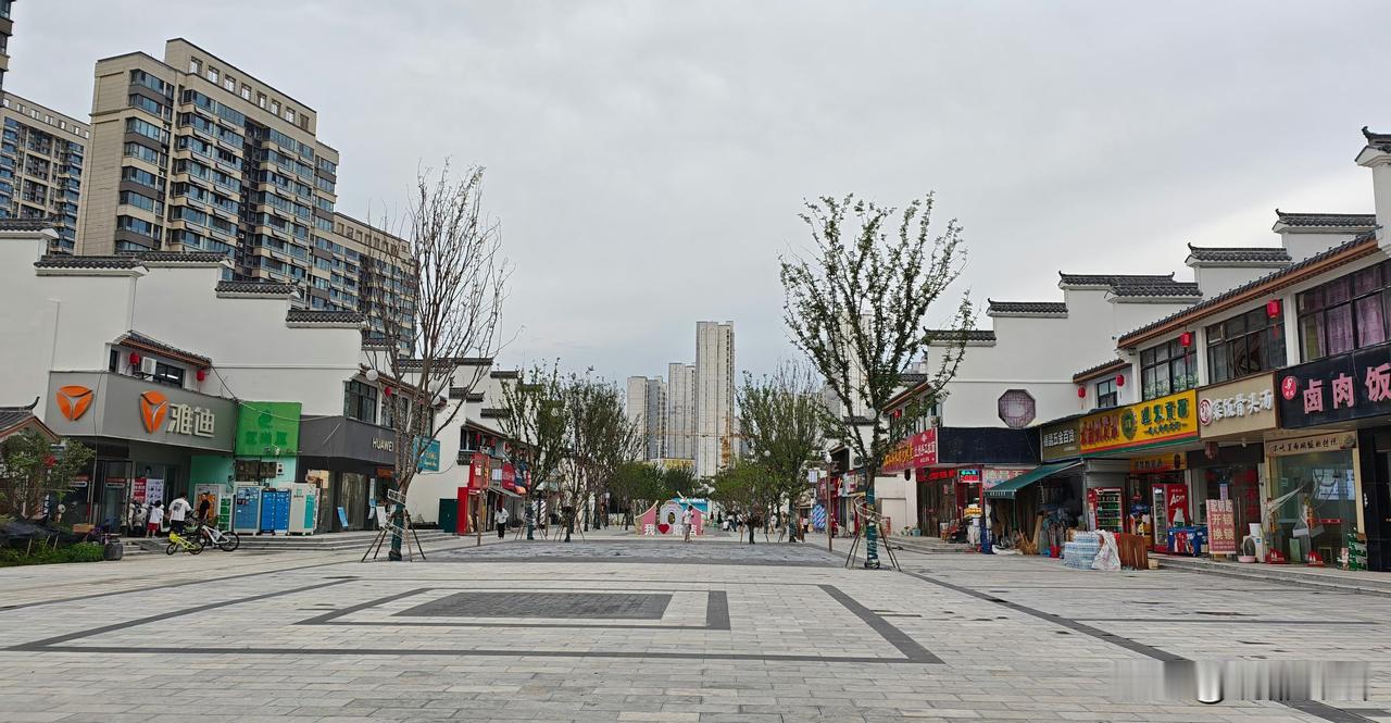磨店老街改造完也太惊喜了！以前乱糟糟的老街直接大变样👏
 
整条街修成步行街，