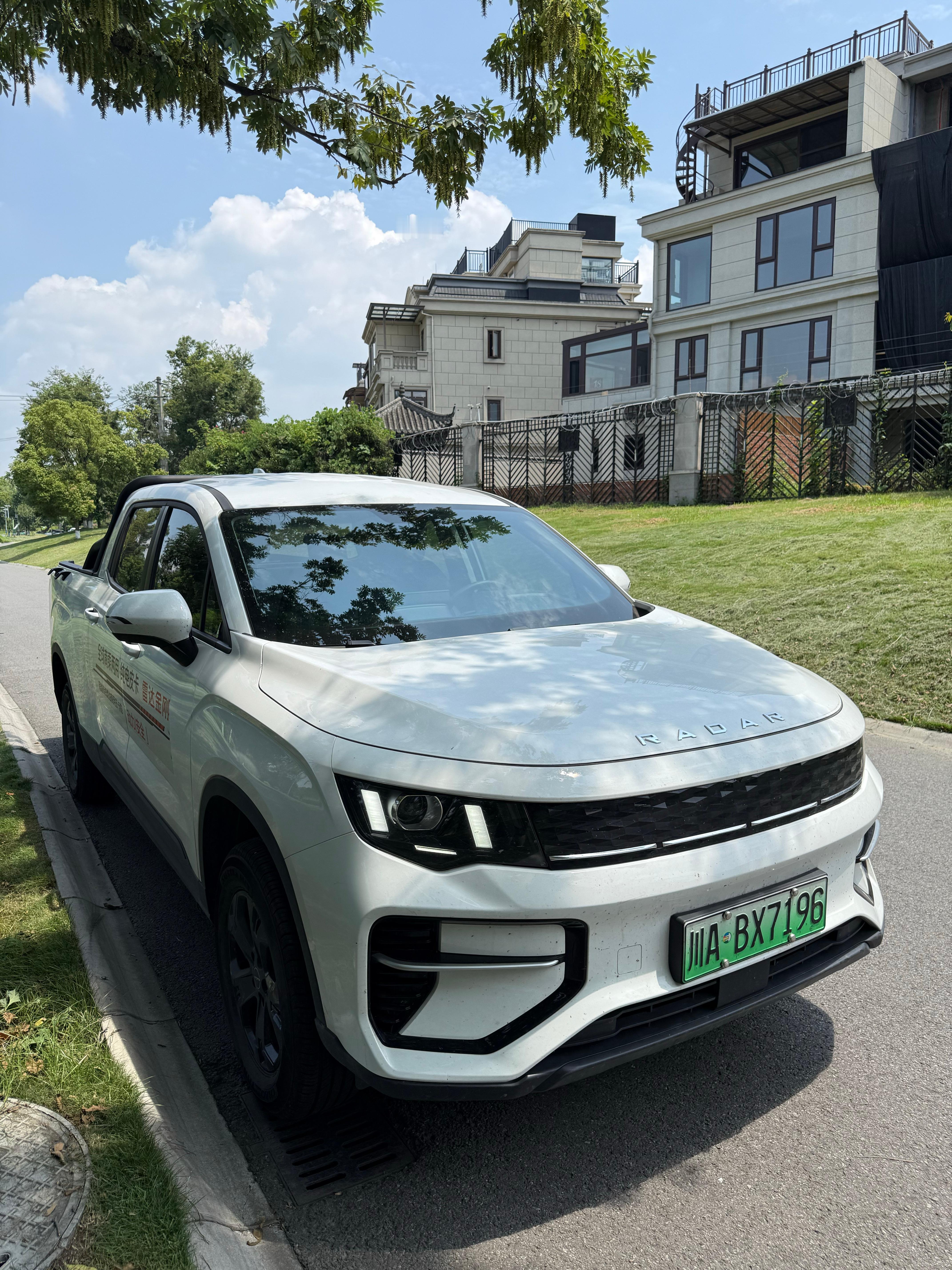 今天可以开这辆雷达金刚去兼职跑个货拉拉[哈哈]  ​​​