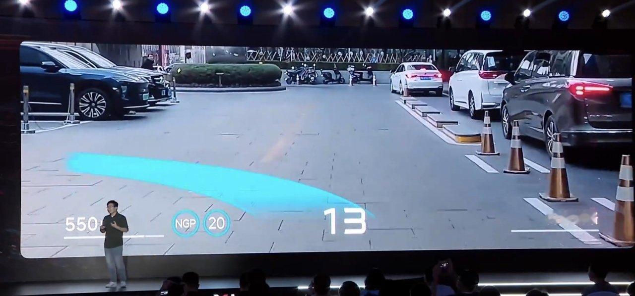 小鹏 AR-HUD 和辅助驾驶意图的融合场景包括：转向、大曲率弯道、加减速、红绿