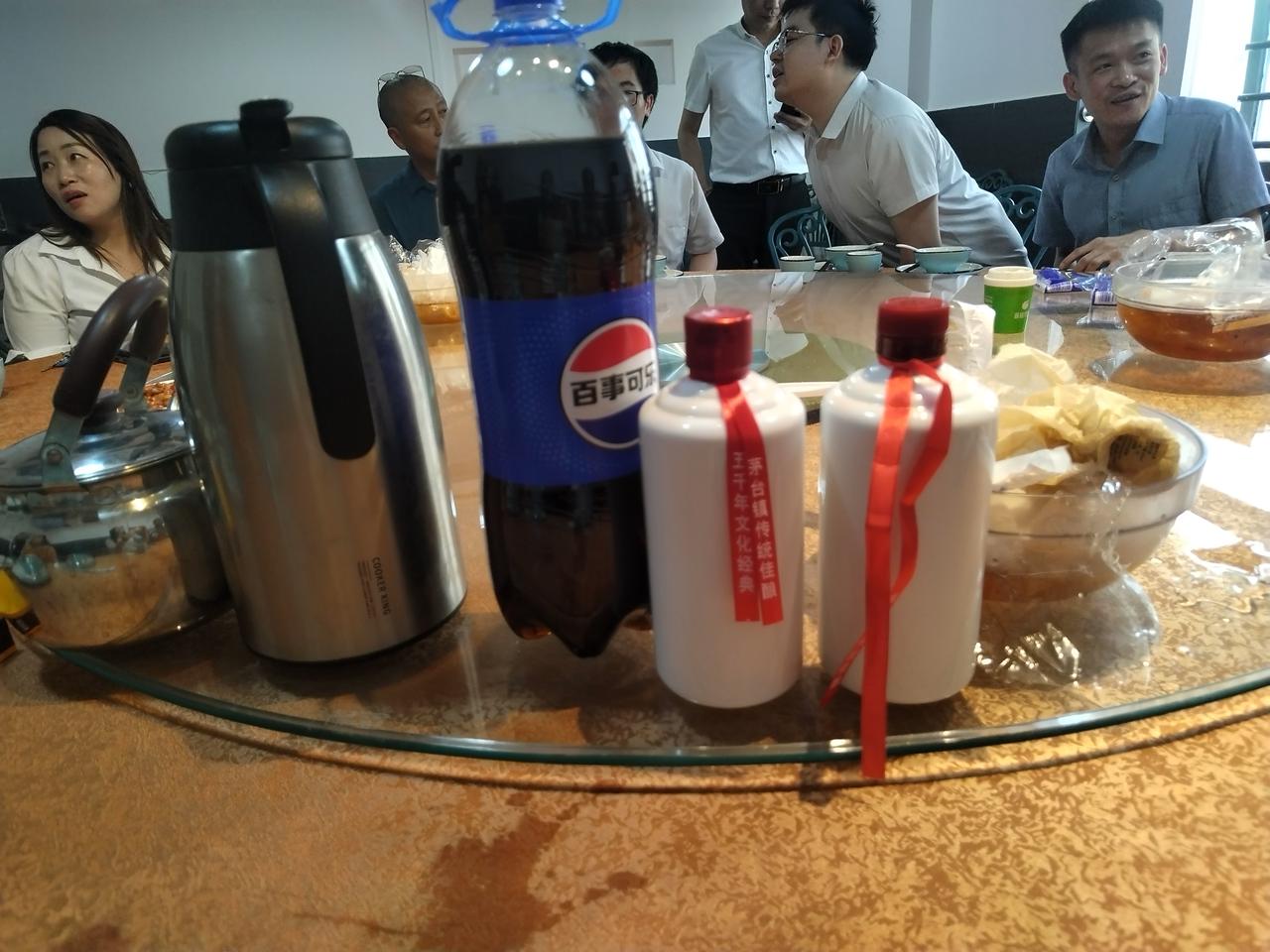 人从来不是慢慢成熟的，往往都是一瞬间突然看透世事。顺风顺水的时候，人人都活得糊涂