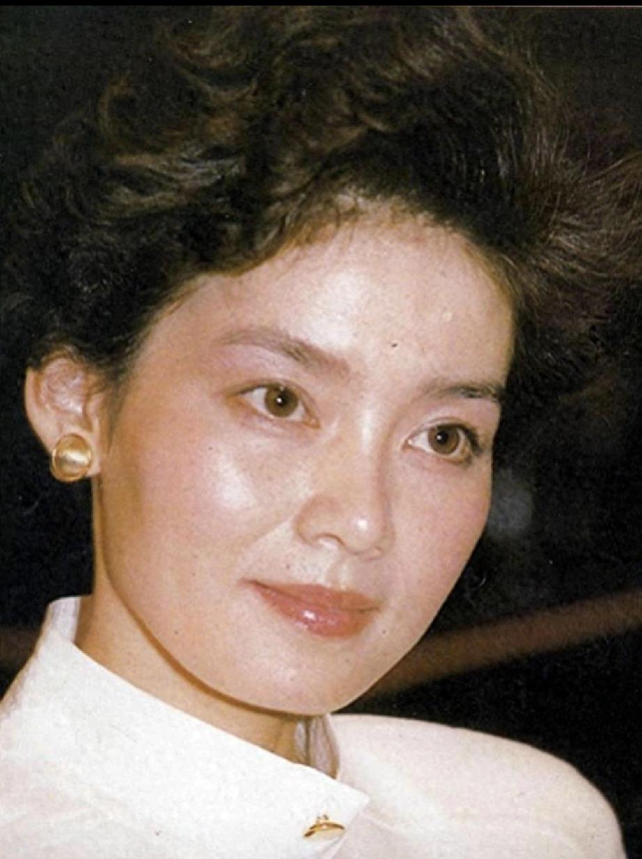 感觉王菲越长越像潘虹老师了，美的清冷而贵气。