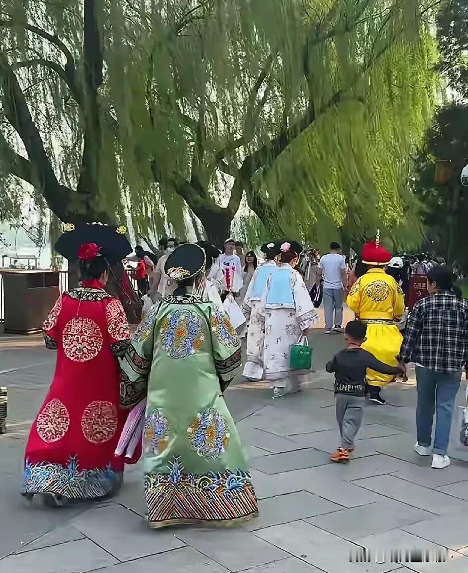 太低俗了!
到了北京，大街上到处都是遛弯儿的皇阿玛和格格，到了西安拐角旮旯都是刚