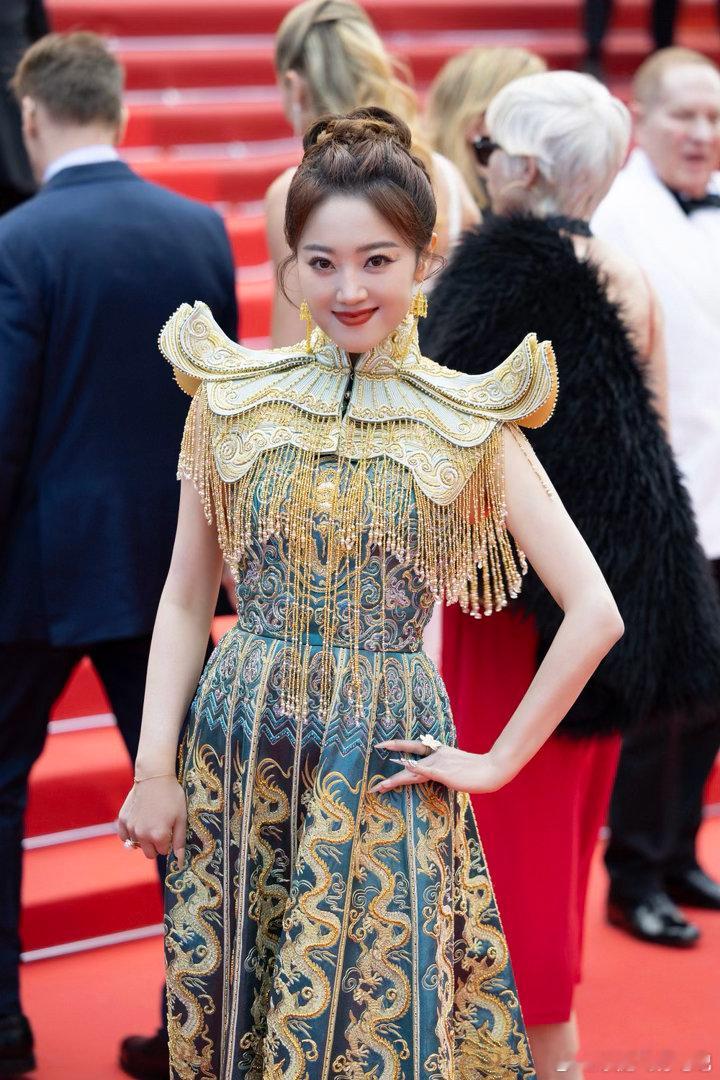玖月奇迹王小玮戛纳红毯状态玖月奇迹王小玮亮相戛纳红毯戛纳红毯定格绝美瞬间，王小玮