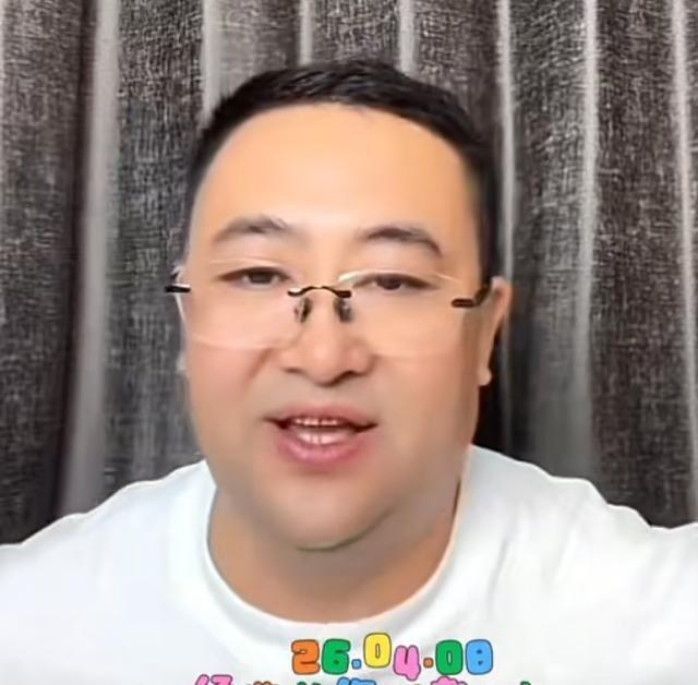 老杨昨晚终于露面了，消失十多天原来是去忙正事了。刚办完事回家，他说在外头不方便播