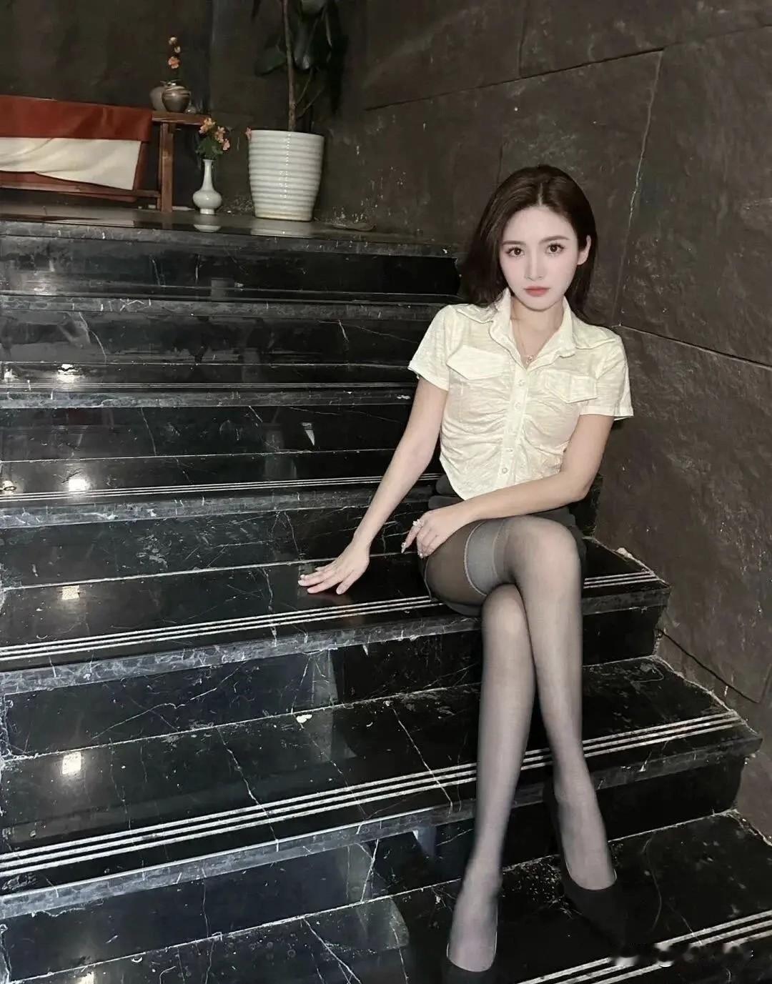 优雅气质，黑白经典，时尚穿搭！高级感礼服如何穿搭?