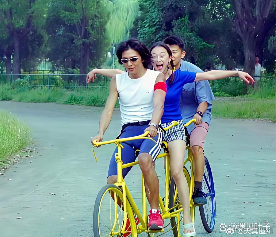 周迅、朴树、夏雨二十多年前在清华操场上的一组老照片。 