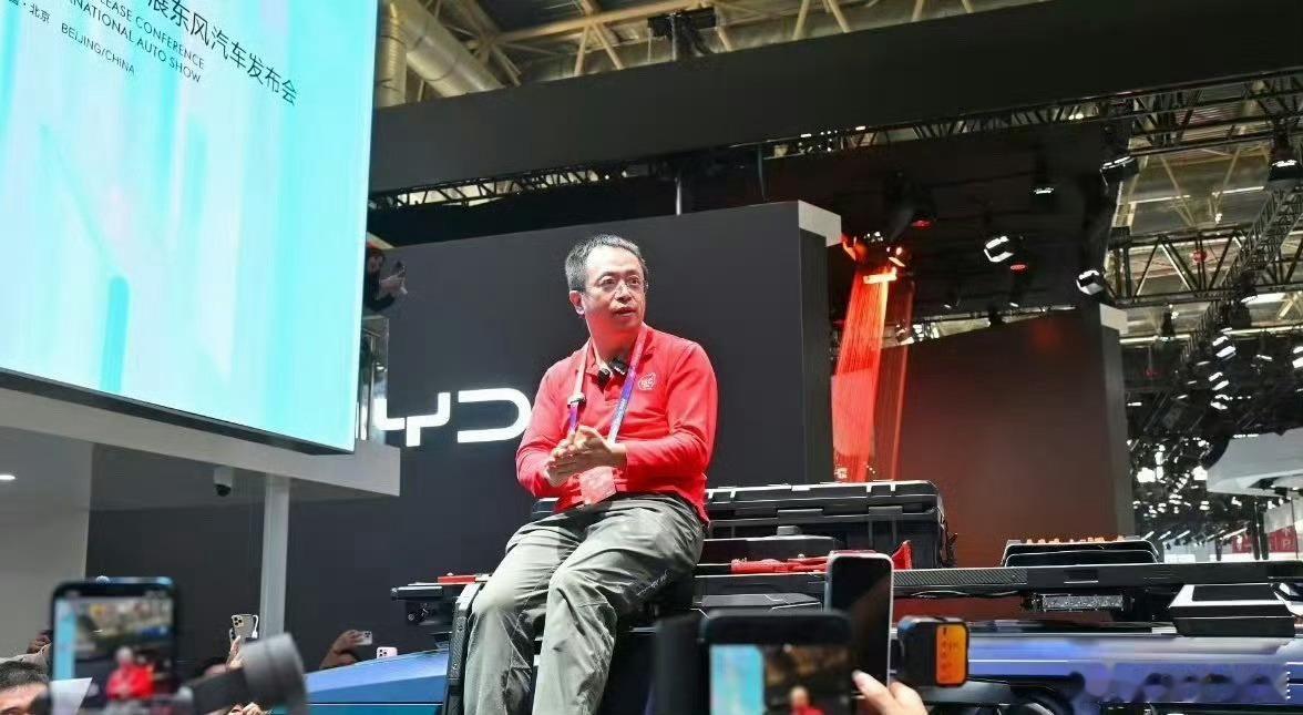 周鸿祎试乘百车仍没驾照周鸿祎试乘百车体验科技魅力，却自嘲仍未考取驾照，科技大佬的