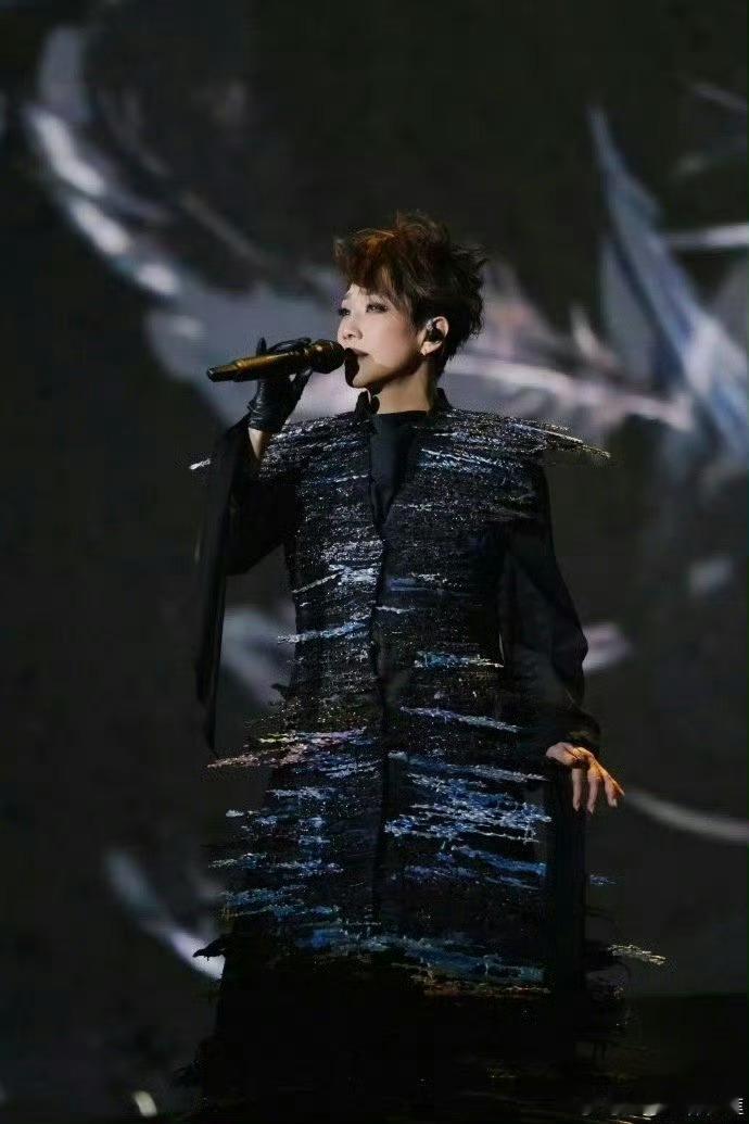 林忆莲最震撼的一次合唱 澳门演唱会大合唱封神！林忆莲一开口，全场《至少还有你》的