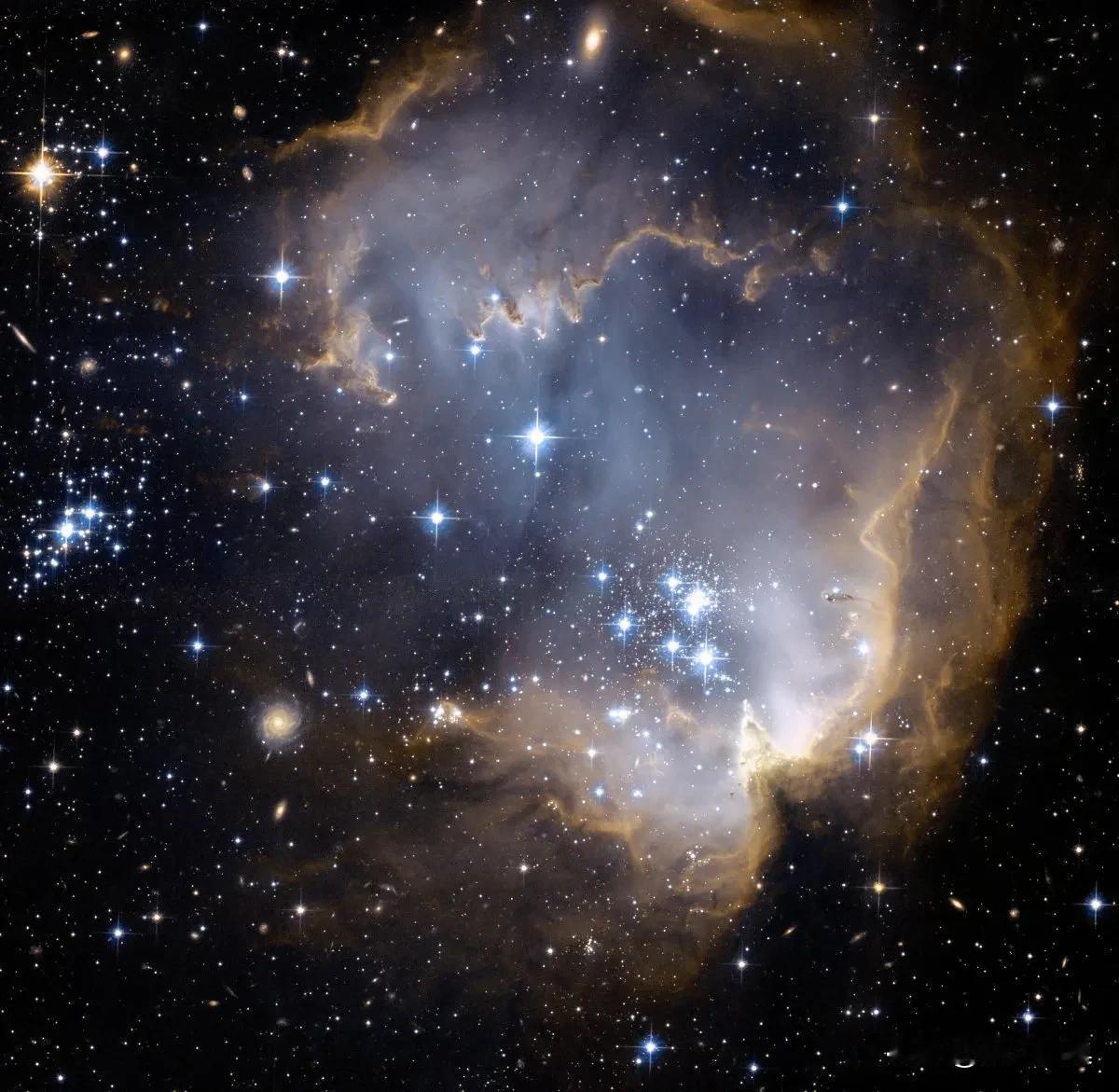 #上联：月落花枝上，诚邀下联#
下联：星落云端间。