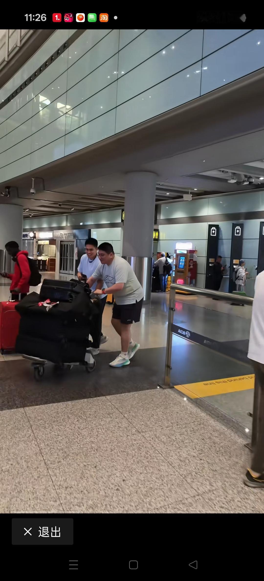 北京球迷机场欢迎打完亚运会归队的陈盈骏！
北京球迷真热情！下赛季北京队也拿个CB
