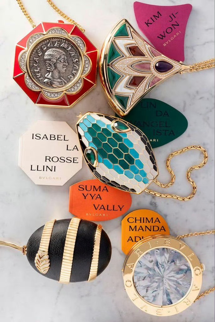 金智媛 x Bvlgari Icons Minaudière “Carrying