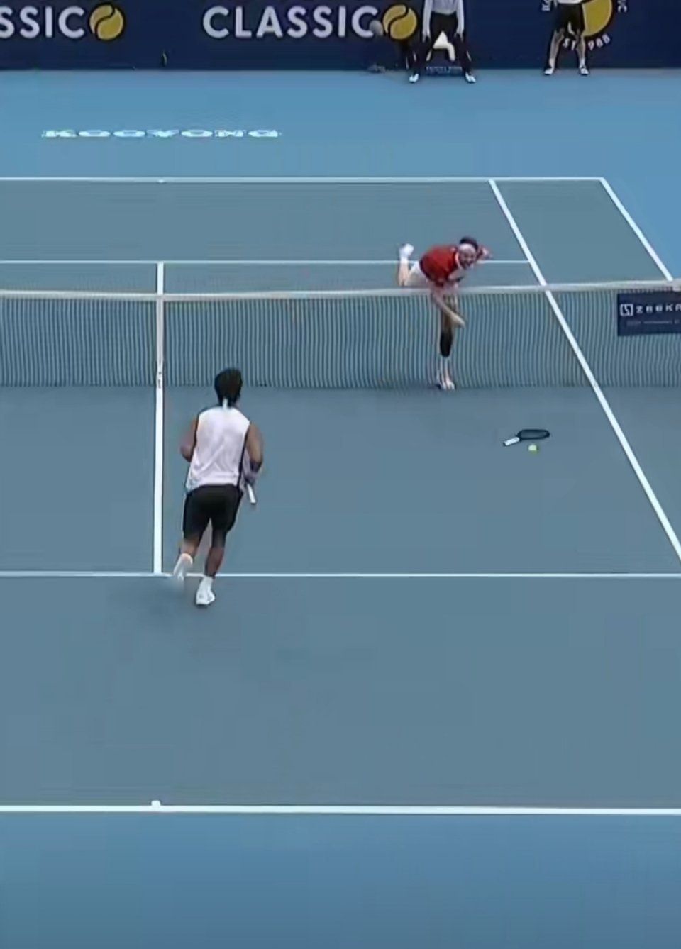 表演赛气氛就很轻松了！2026年澳网前的传统热身赛——库扬精英表演赛中，中国选手