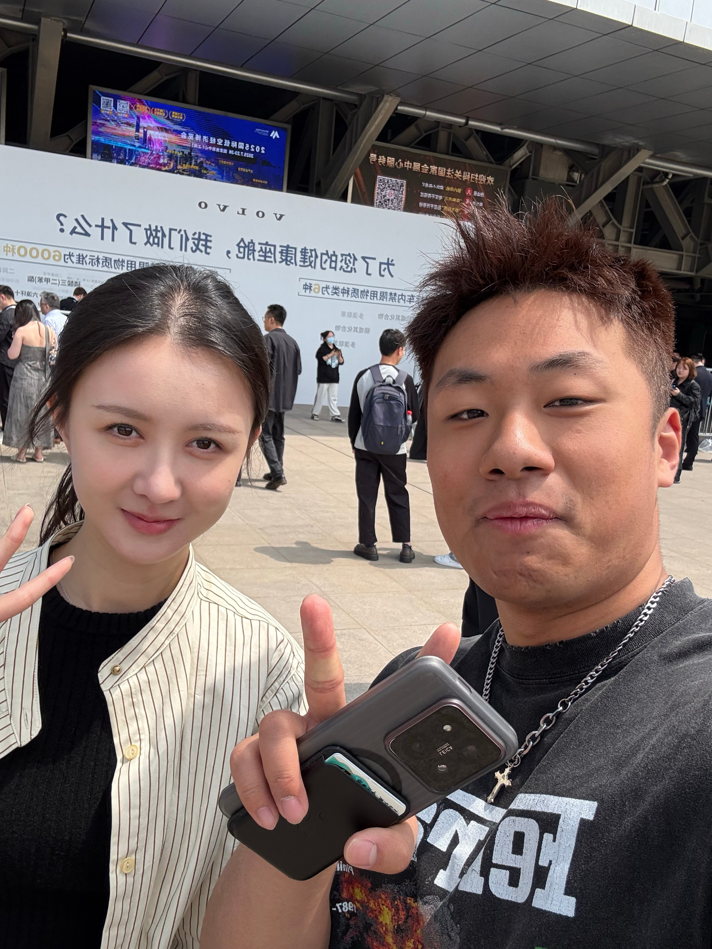 遇到小酸奶老师了，本人好瘦啊差点没忍住问她新飞度怎么样[允悲]ps：小酸奶老师没
