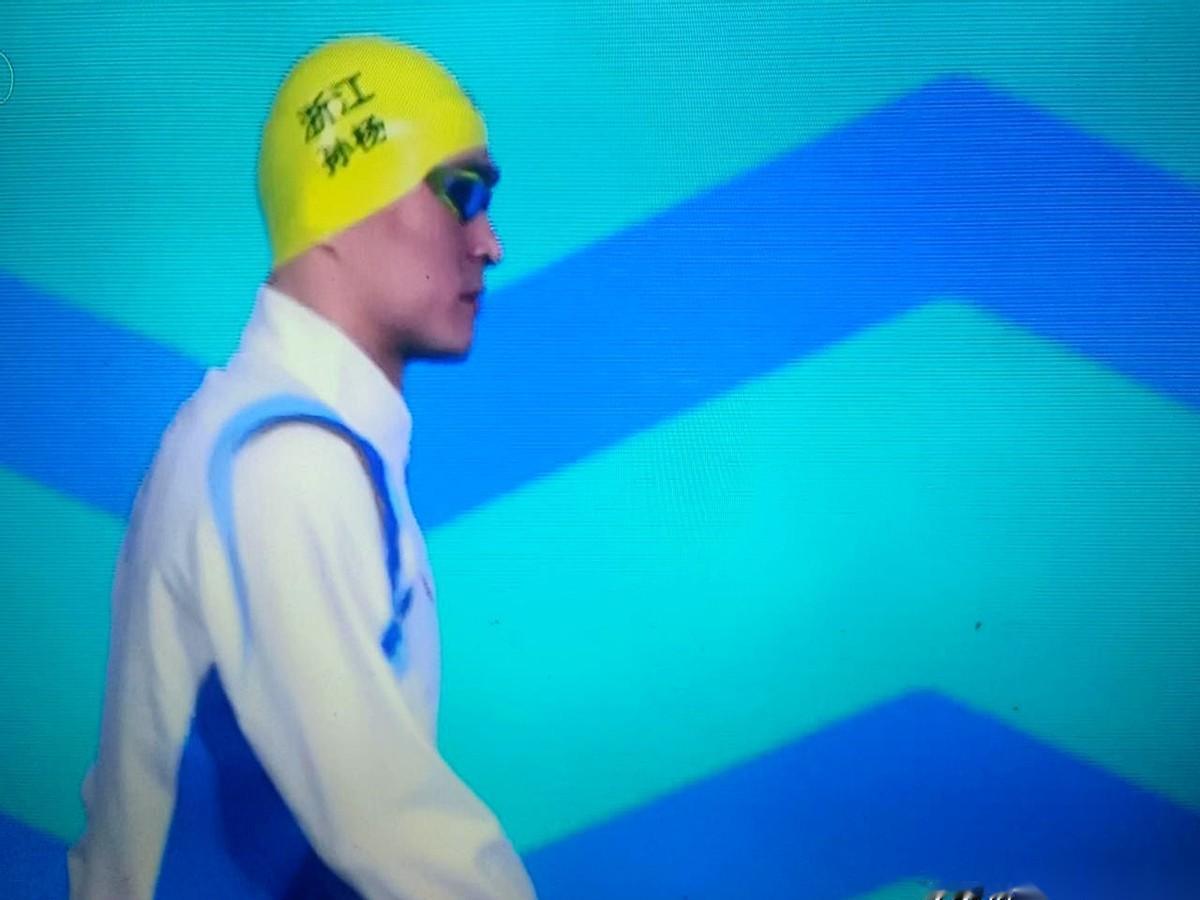 第8道。
泳池最边上的位置。以前，这个位置是留给“陪跑”的人的。
而他，曾经只属