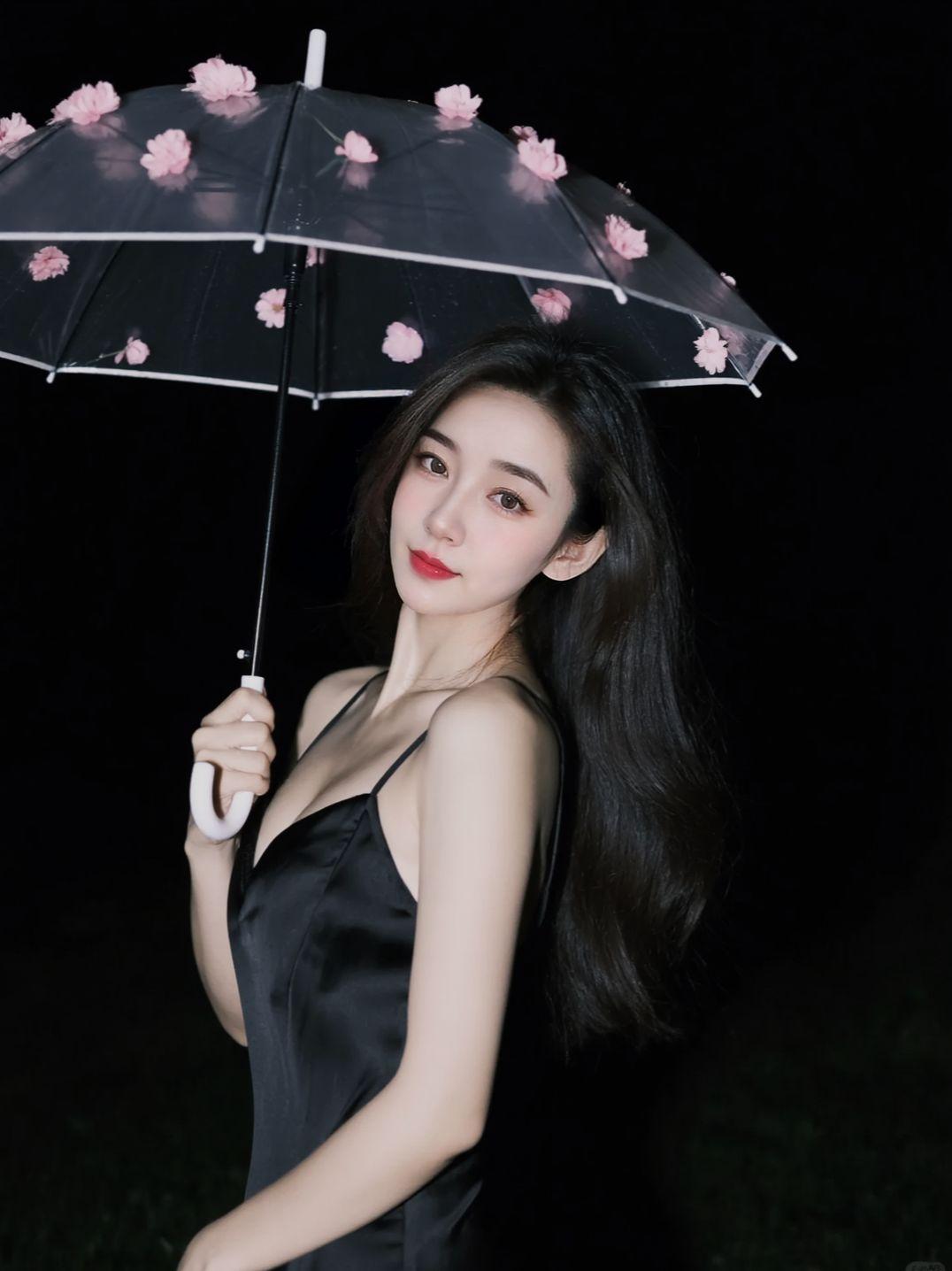 AI夜影花伞照