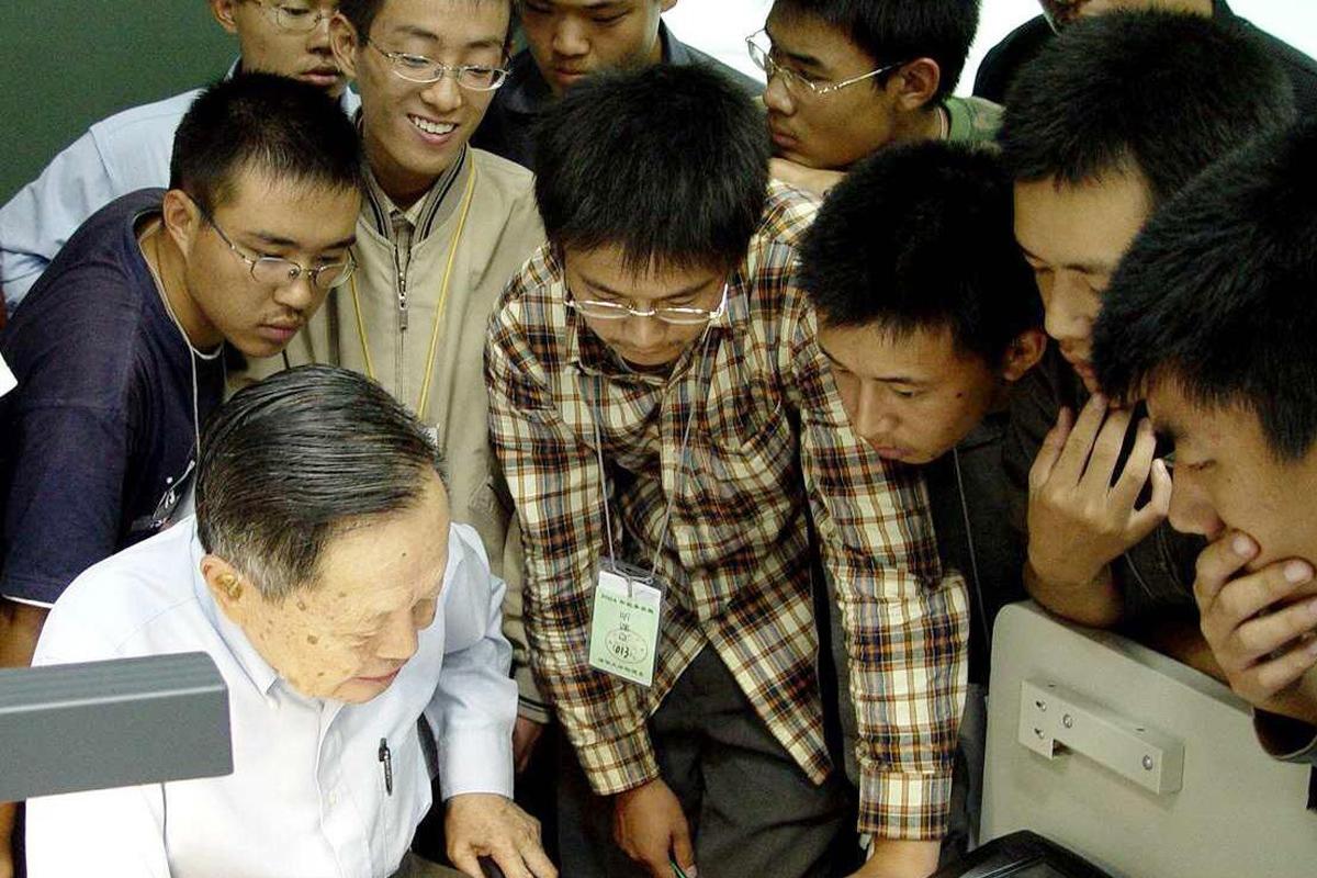 没想到我的一个高中同学竟是杨先生的学生，说出来你可能不信，但杨先生确实亲自给我同