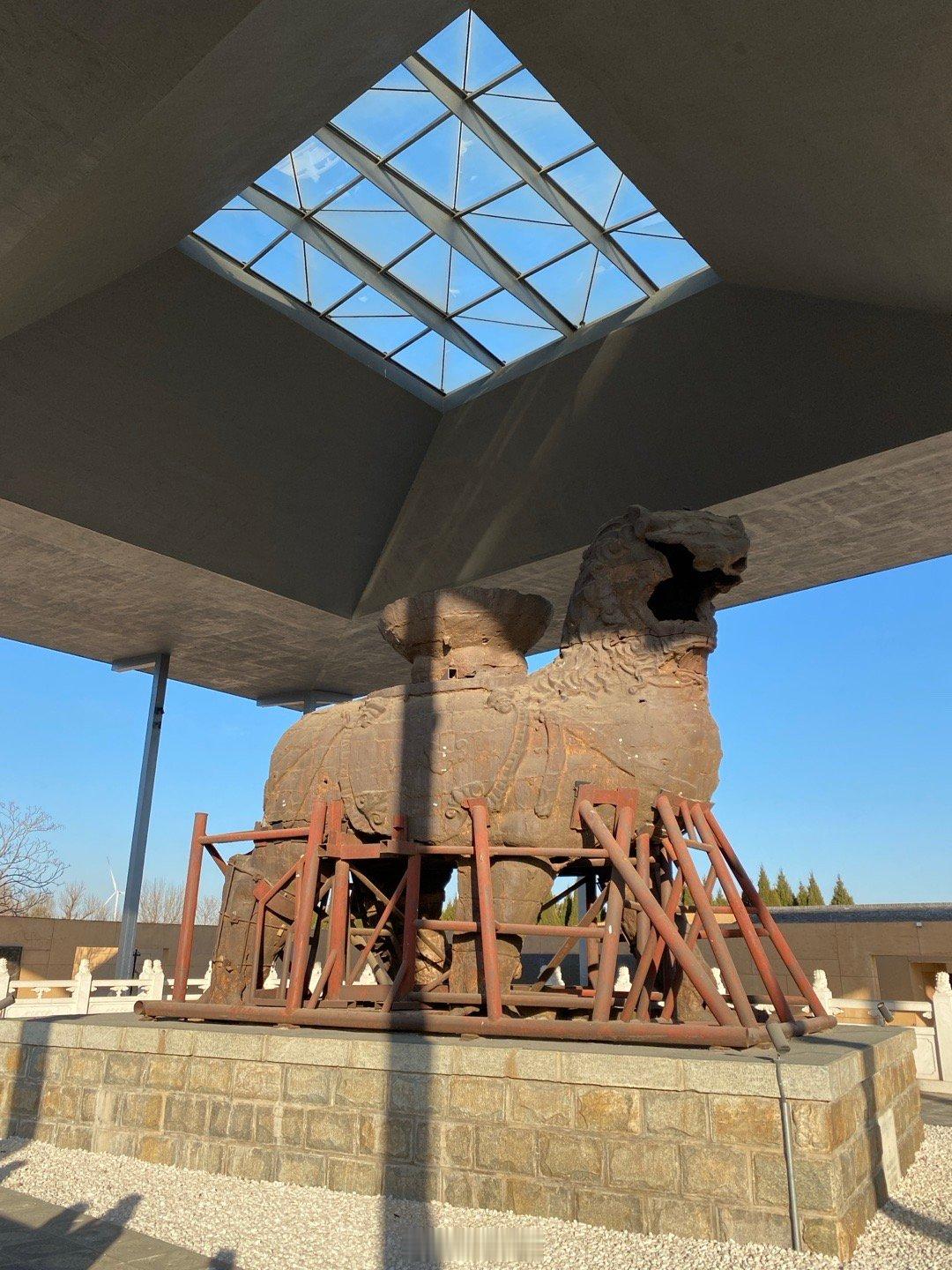 来吃火锅鸡，没想到五代时期的沧州铁狮子造型和常见的烫头狮子差别挺大，姿态和轮廓和