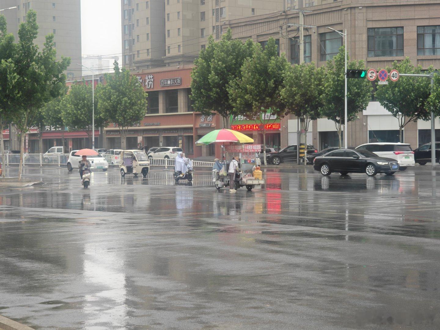 vivo 又是下雨一天早晨季，有人忙碌送孩子上学，有人已经在努力的工作，煎饼果子