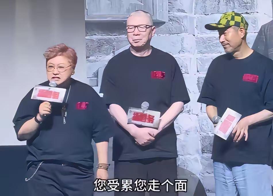 韩红发文道歉
韩红6月30日在其个人社交平台发文：针对我近期在影片首映相关活动中