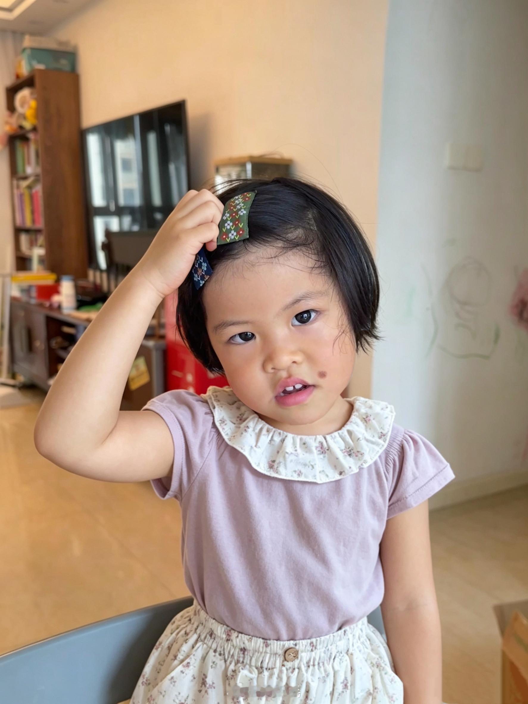 今天尝试着给球宝上夹子，答案依旧是no，自然女王的头顶上只能放她亲自长的东西。 