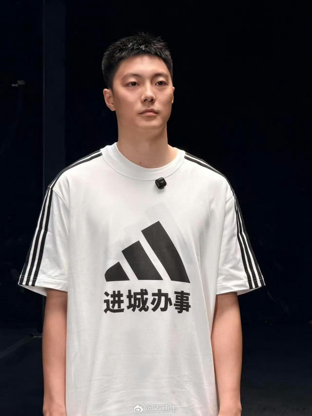阿迪达斯最近是突然改了什么风格？（图3源自）胡明轩