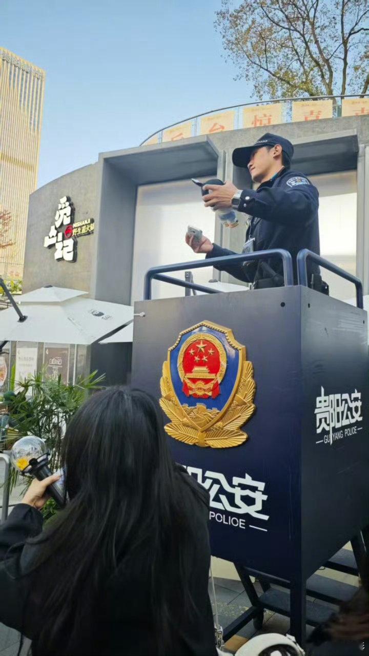 谁羡慕了？贵阳演唱会小哥化身拍照主理人，专属摄影服务让粉丝狂喜～ 