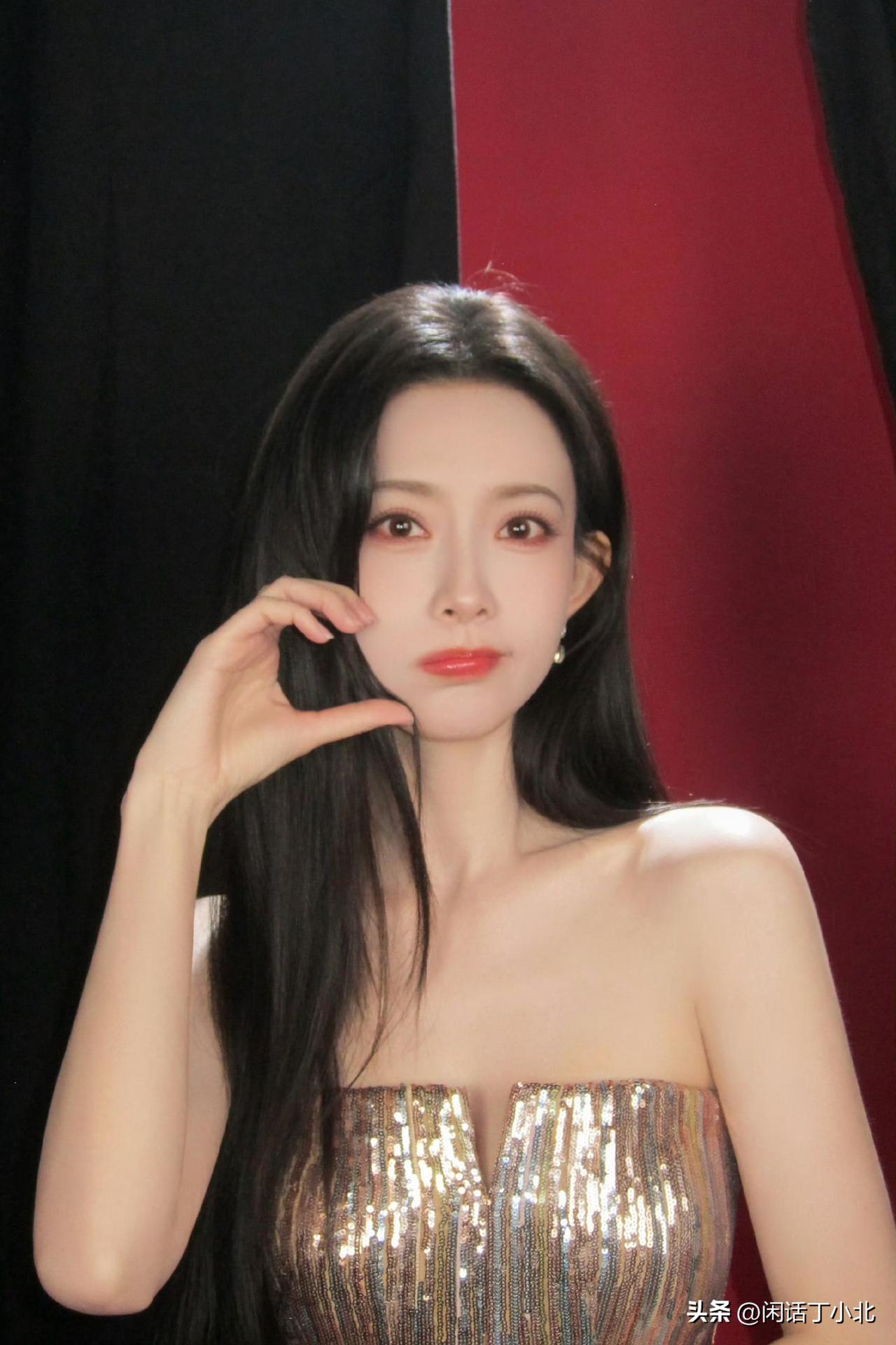 内娱资讯，3月18日，第30届香港国际影视展耀客新剧盛典红毯上，孟子义以一袭El