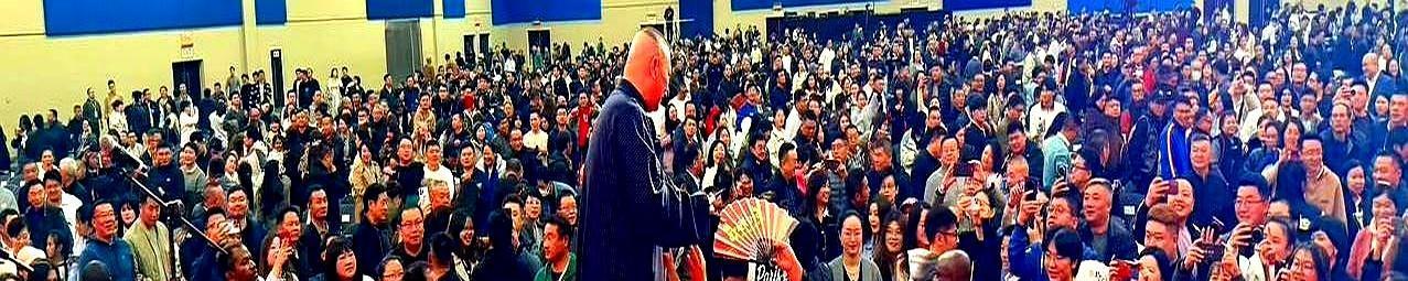 改写版本一
张国立，蹲在马路牙子上，就为了看清一个姑娘的奇特穿搭，看到最后，腿都