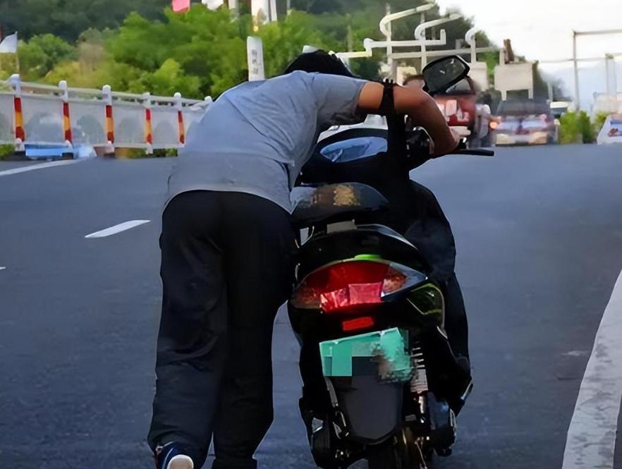 山东，男子在餐馆吃完面后，发现自己停在门外的电动车消失不见，在路人的帮助下，男子
