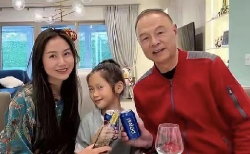 74岁的张卫平现在定居美国，虽然已经从篮球一线退下来，但整个人看起来还是那么精神