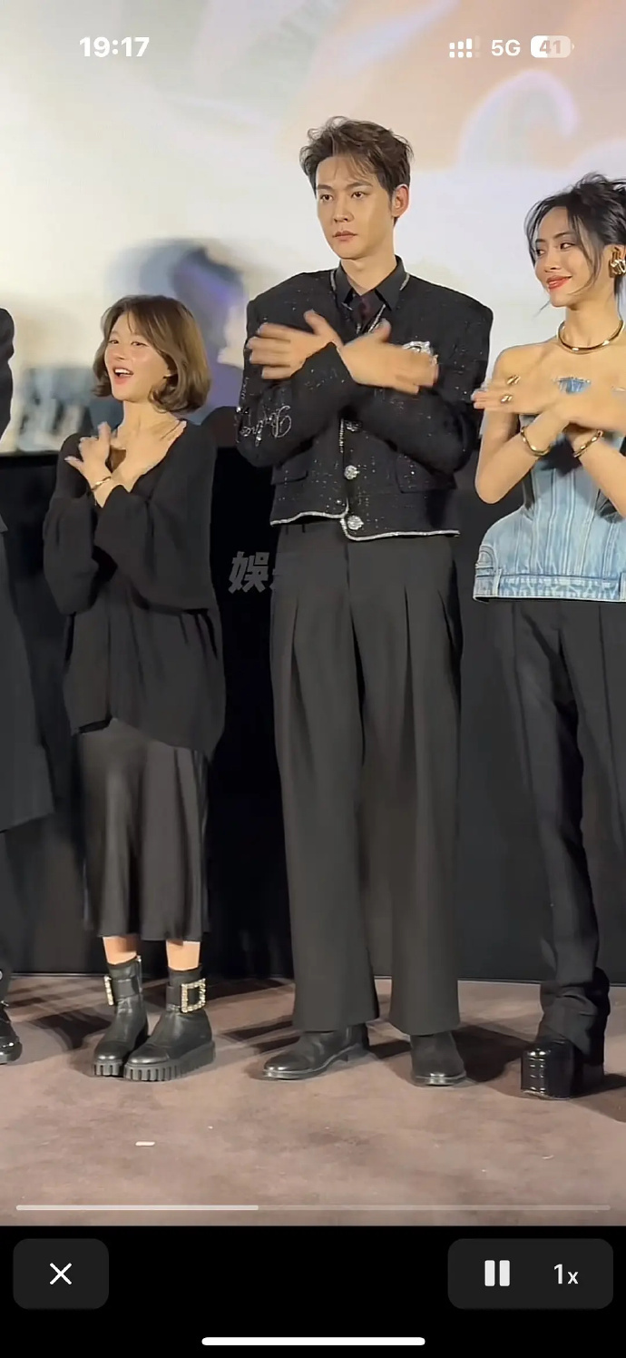 赵露思与谢可寅同框，谢可寅身材高大引人注目。 ​​​