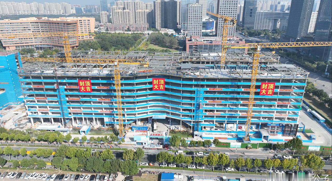 【中科大商学院·最新进展】👏👏👏
❶项目主教学楼顺利封顶。这一里程碑式突破