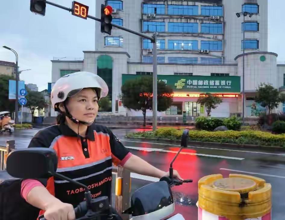 有人提出疑问：财政养不起，公务员要靠自己？江西一名分管骑手服务的女干部，兼职跑外