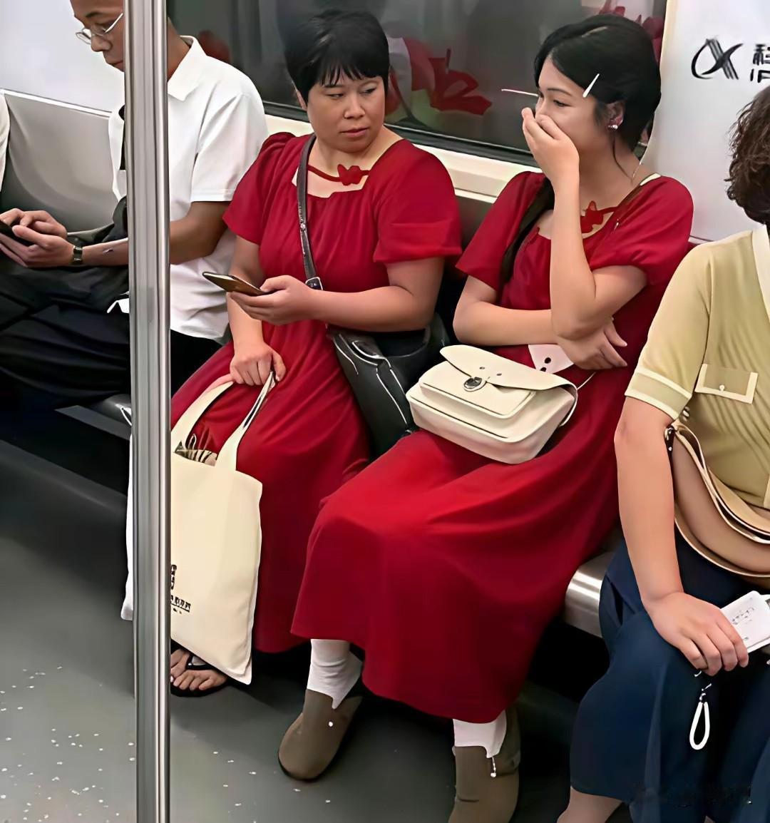 地铁上大妈和女孩撞衫，长相和年龄大妈都不占优势，大妈心不甘地铁女神穿搭